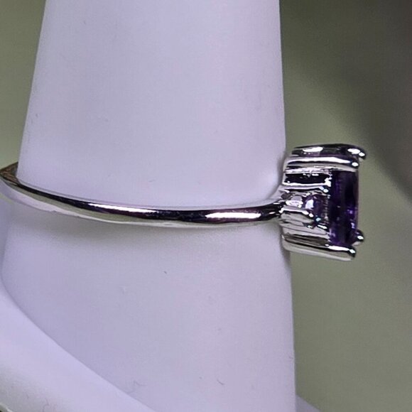 Simulated Oval Cut Amethyst Ring With Accent Stones‎ Size 10 (NWOT) - Picture 3 of 6